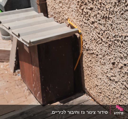 כבל צהוב ליד קיר חיצוני